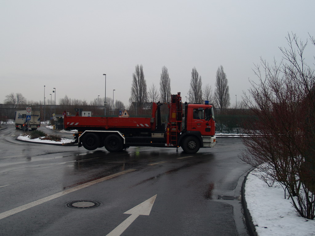 LKW Anhaenger umgekippt Koeln Niehl Geestemuenderstr Industriestr P18.JPG